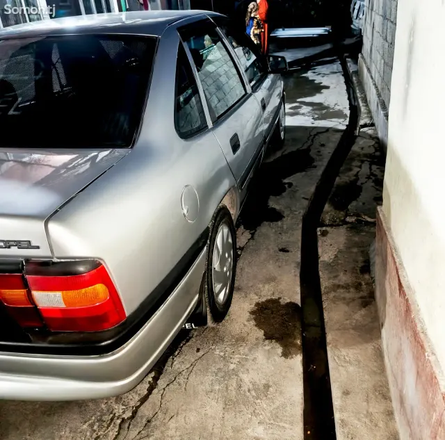 Opel Vectra A 1992 · 1.6 MT