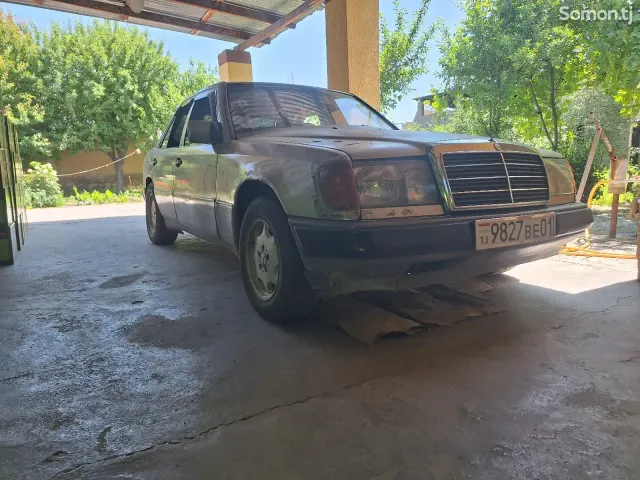 Mercedes-Benz W124 1990 · 2.0 MT