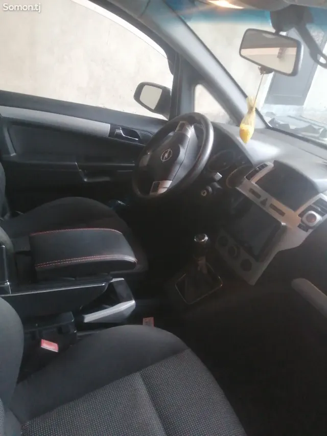 Opel Zafira 2006 · 2.2 MT