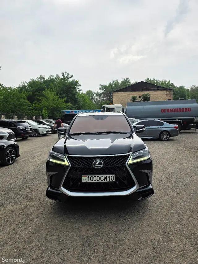 Lexus LX series 2017 · 5.7 AT