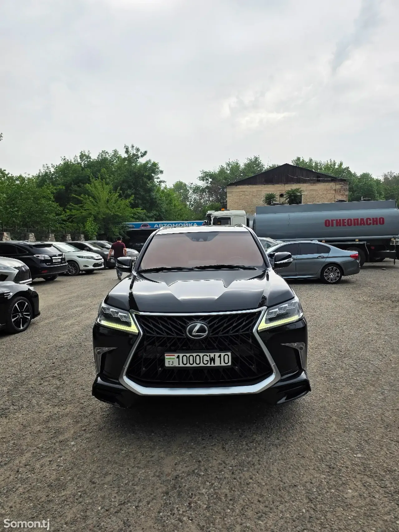 Lexus LX series 2017 · 5.7 AT