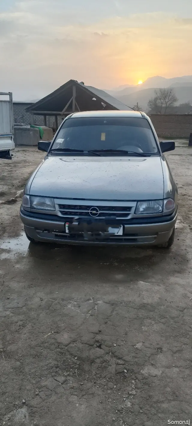 Opel Astra F 1995 · 1.6 MT