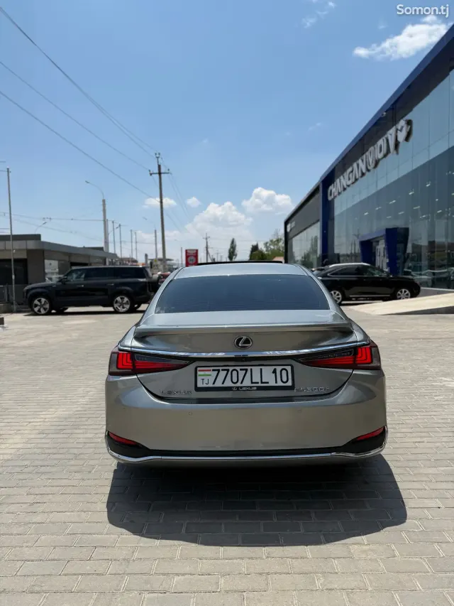 Lexus ES series 2020 · 2.5 AT