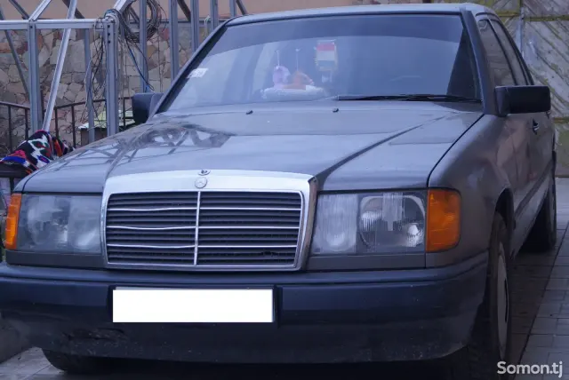 Mercedes-Benz W124 1989 · 2.0 MT