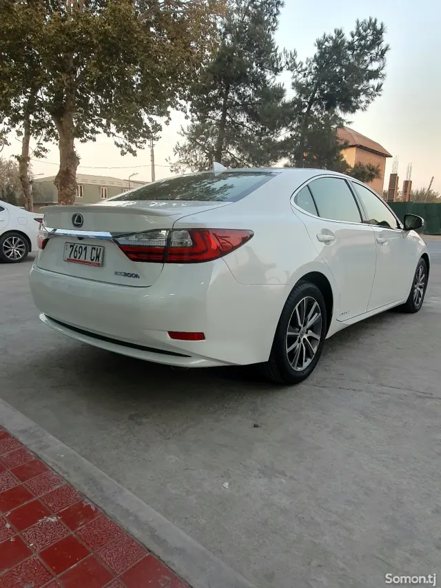 Lexus ES series 2016 · 2.5 AT