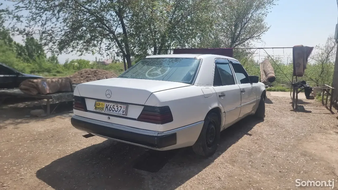 Mercedes-Benz E class 1990 · 2.0 MT