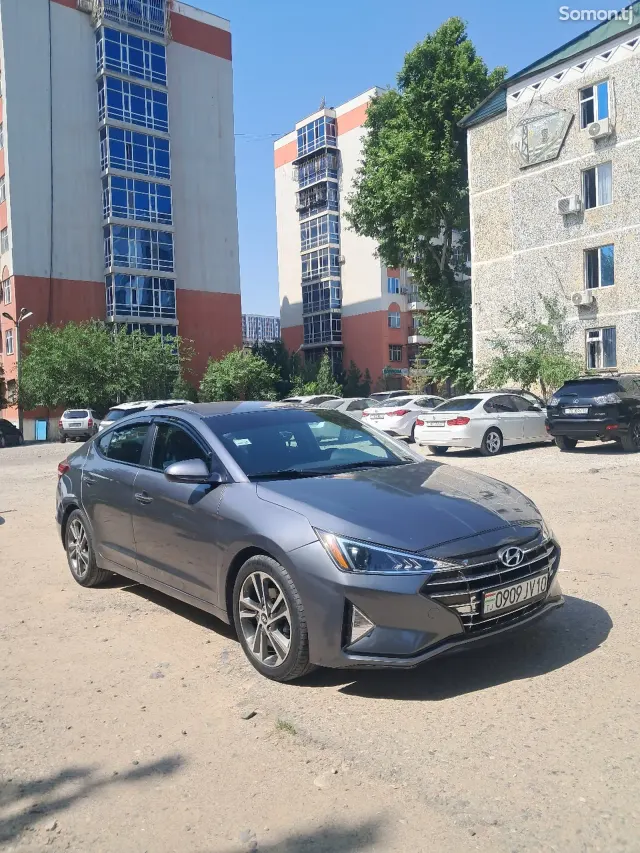 Hyundai Elantra 2019 · 1.8 AT
