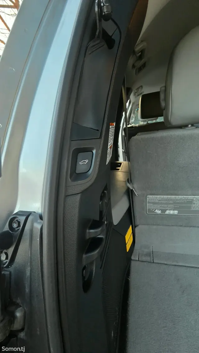 Toyota Sequoia 2018 · 5.7 AT