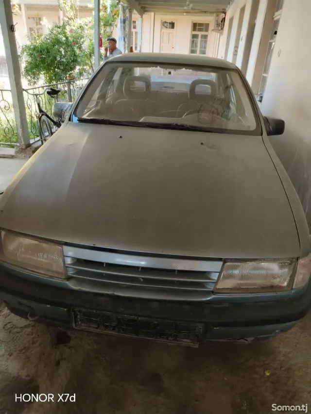 Opel Vectra A 1990 · 1.6 MT