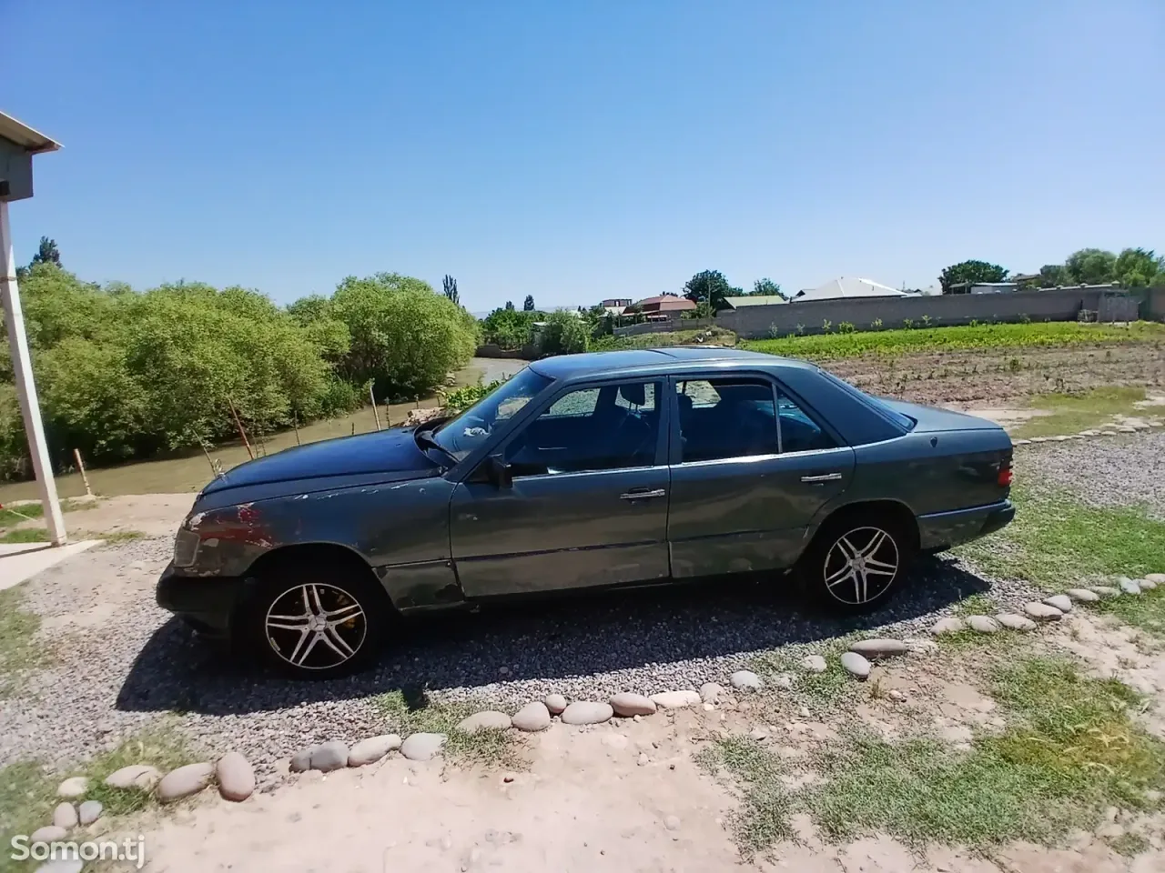 Mercedes-Benz W124 1990 · 2.2 MT