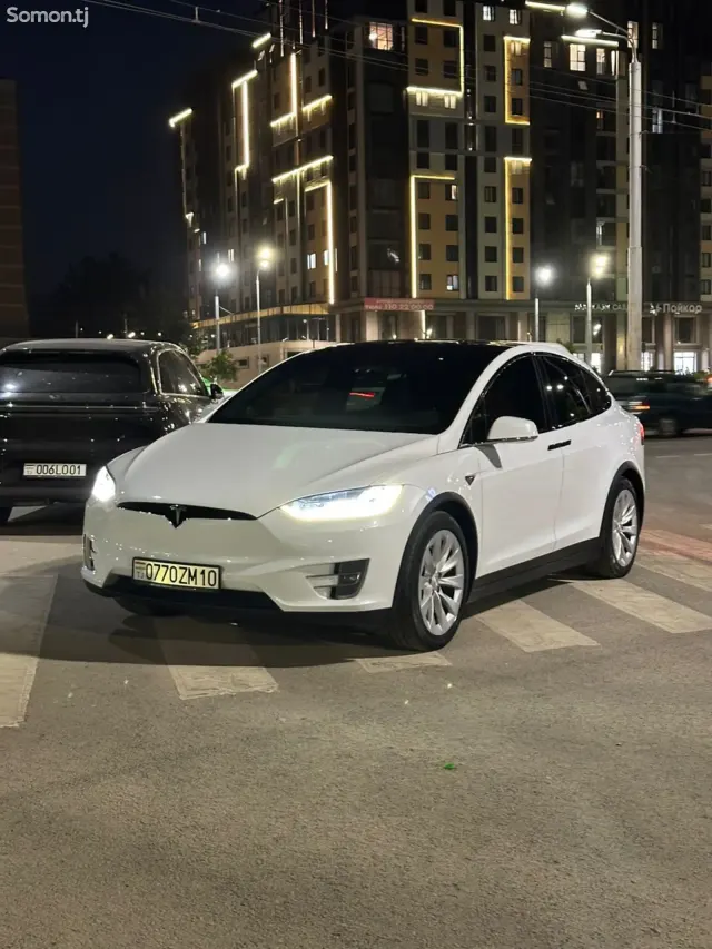 Tesla Model X 2019 · AT