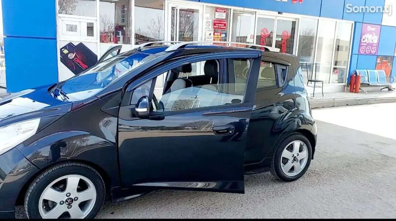 Chevrolet Spark 2011 · 1.0 AT