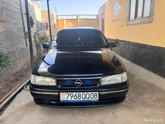 Opel Vectra A 1993 · 1.6 MT