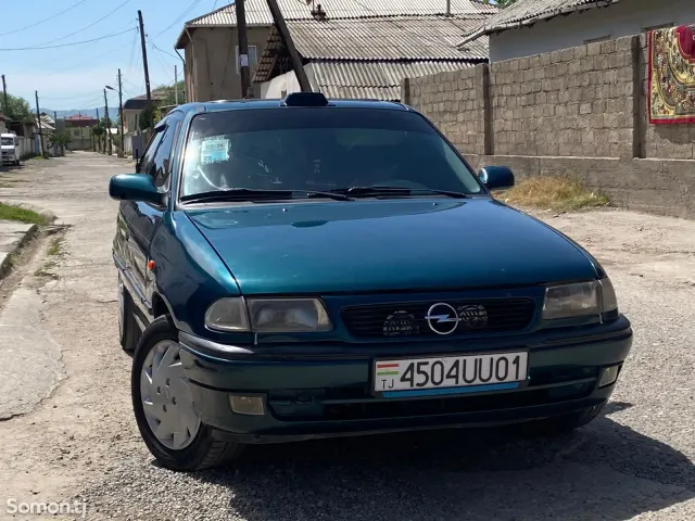 Opel Astra F 1998 · 1.6 MT