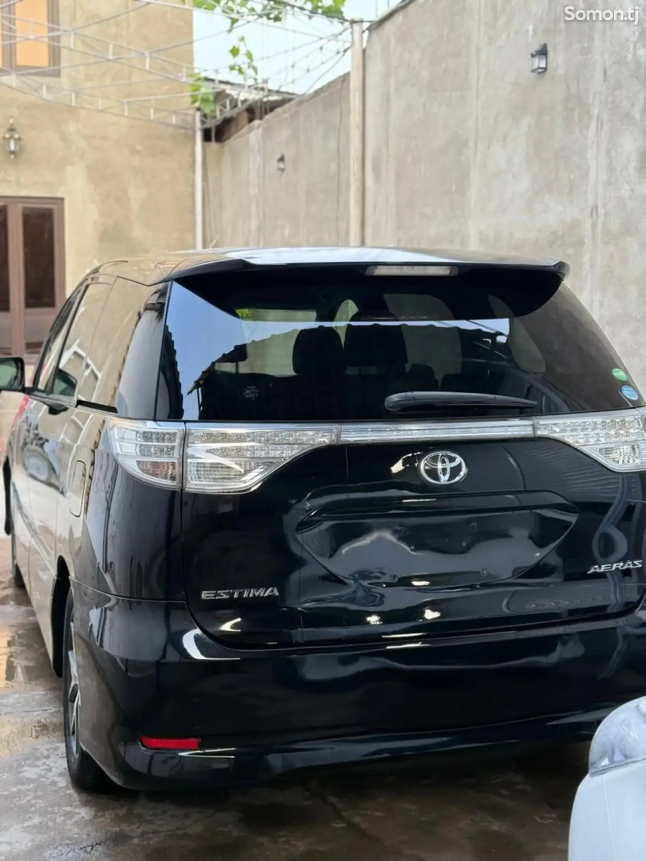Toyota Estima 2014 · 2.4 AT