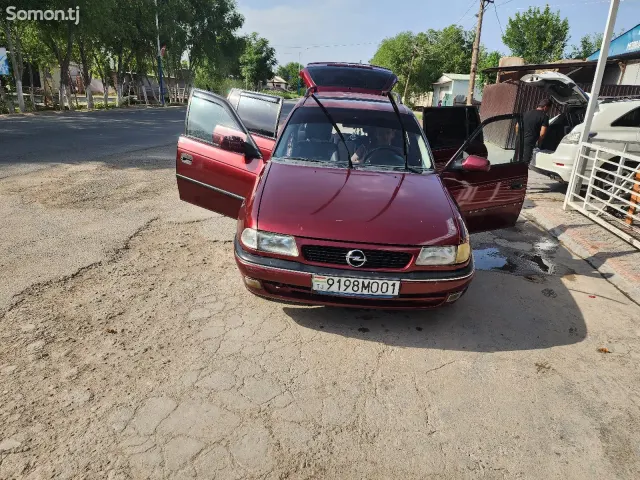 Opel Astra F 1995 · 1.6 MT