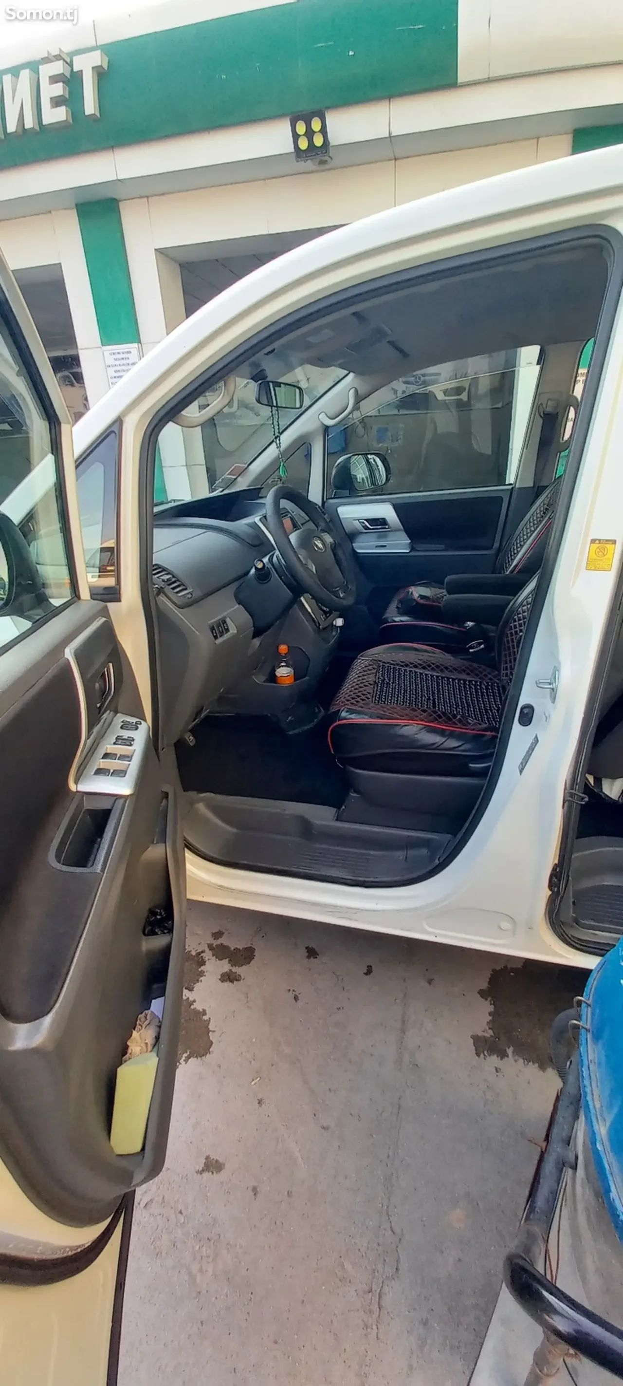 Toyota Voxy 2010 · 2.0 AT
