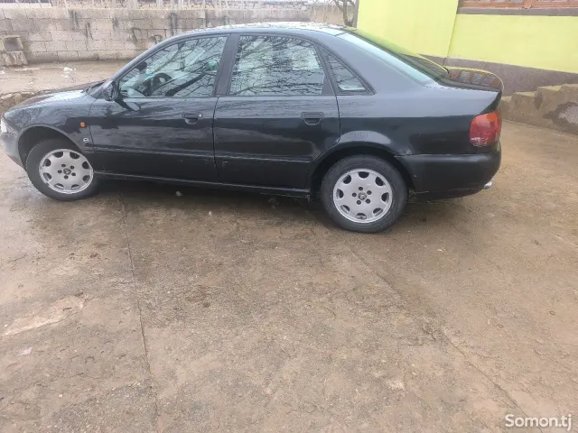 Audi A4 1995 · 1.6 MT