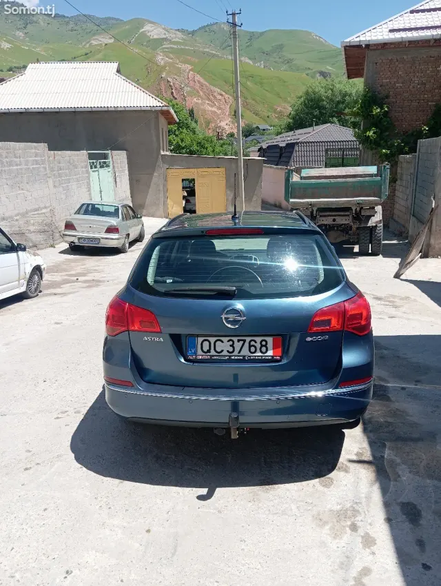Opel Astra J 2015 · 1.4 MT