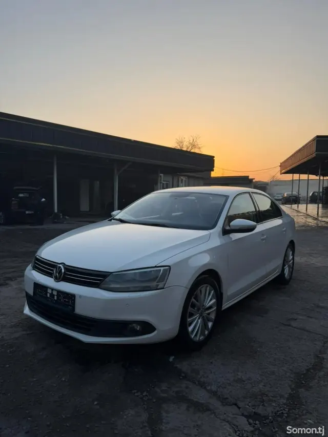 Volkswagen Jetta 2011 · 2.0 AT