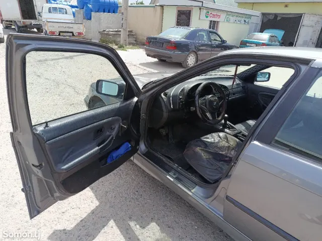BMW 3 series 1993 · 1.8 MT