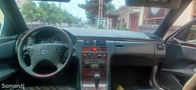 Mercedes-Benz W201 2001 · 2.0 AT
