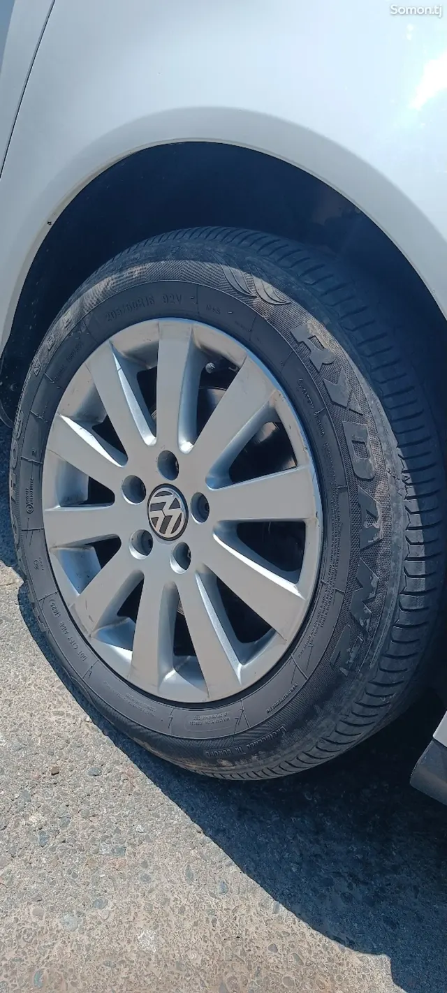 Volkswagen Passat 2010 · 2.0 AT