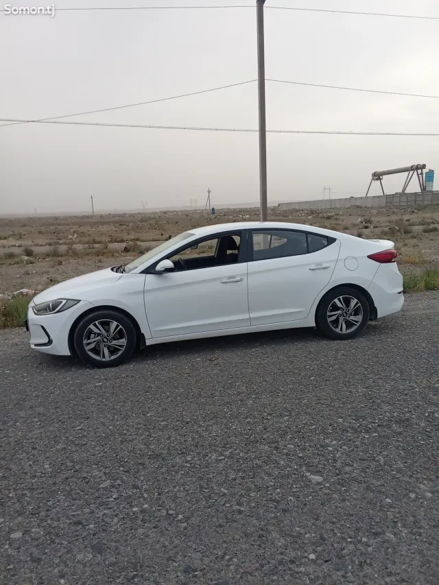 Hyundai Elantra 2018 · 1.6 AT