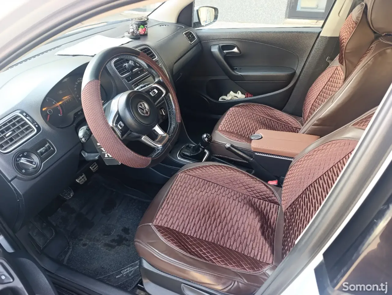 Volkswagen Polo 2018 · 1.6 MT