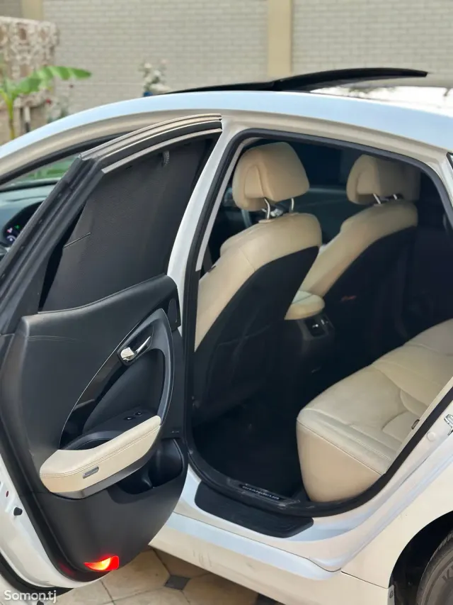 Hyundai Grandeur 2015 · 2.4 AT