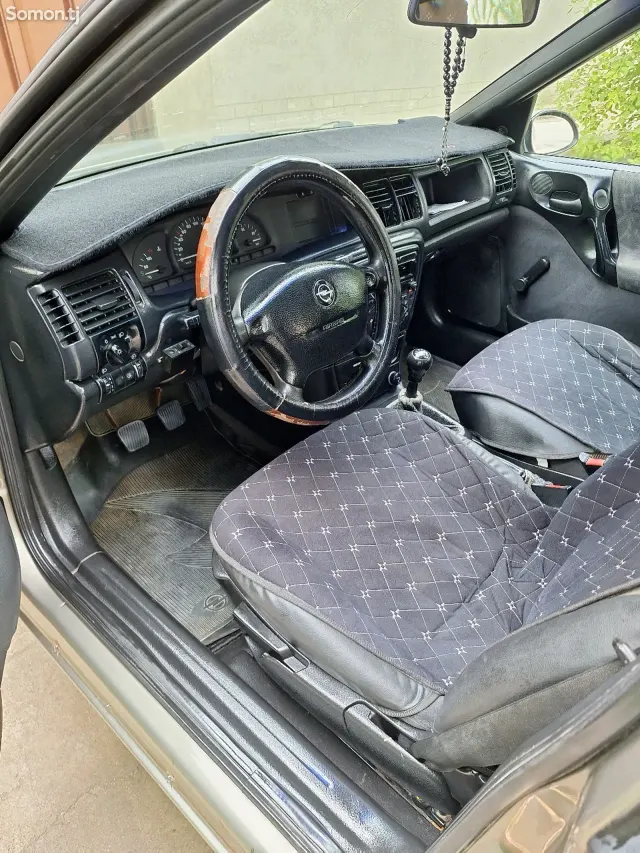Opel Vectra B 1996 · 1.6 MT