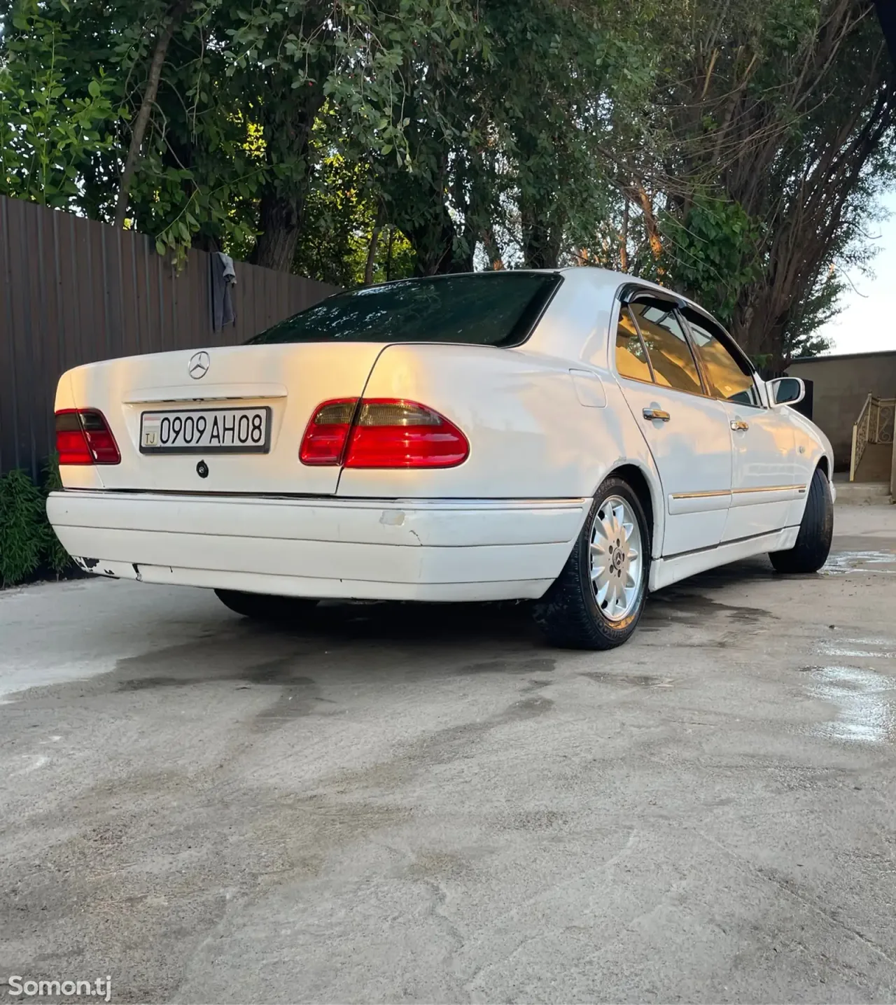 Mercedes-Benz E class 1996 · 2.3 AT
