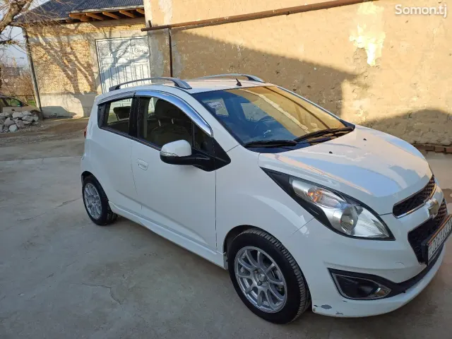 Chevrolet Spark 2014 · 1.0 AT