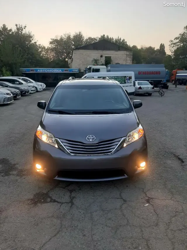 Toyota Sienna 2017 · 3.5 AT