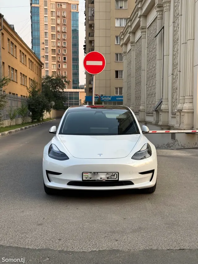Tesla Model 3 2022 · AT