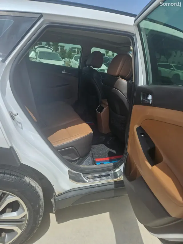 Hyundai Tucson 2016 · 1.6 AT