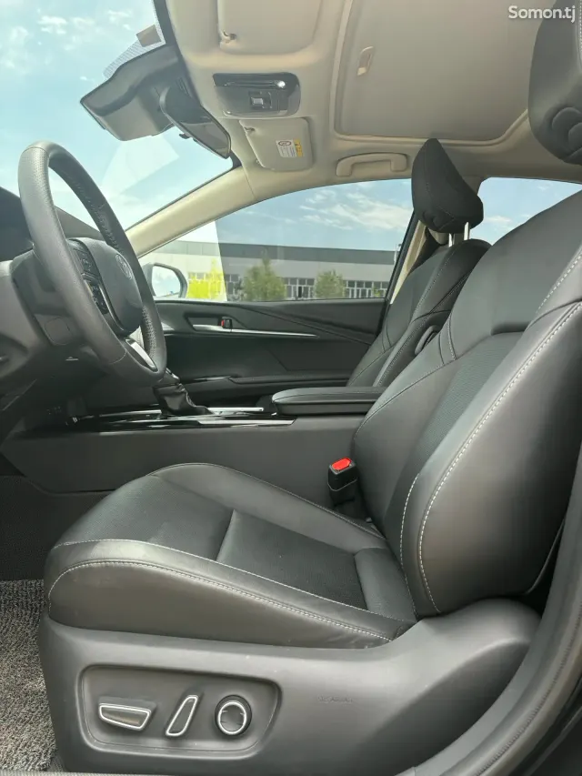Toyota Camry 2025 · 2.0 AT