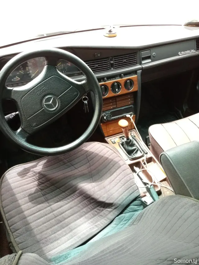 Mercedes-Benz W201 1992 · 2.0 MT