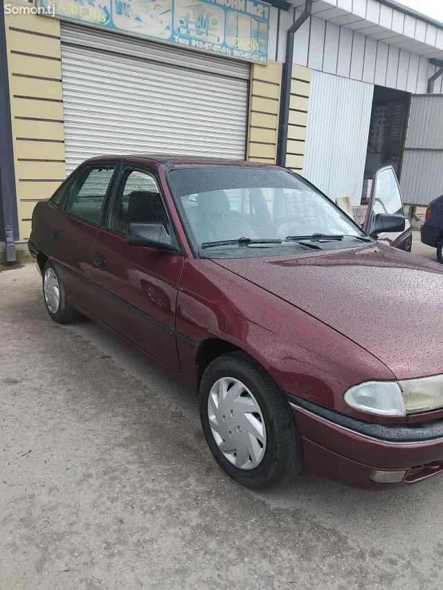 Opel Astra F 1993 · 1.6 MT