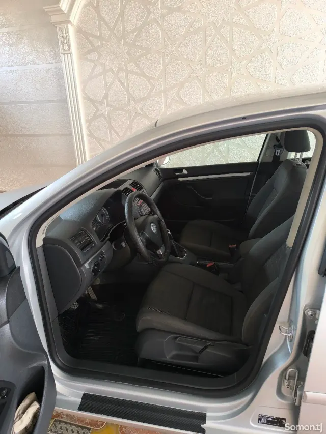 Volkswagen Golf 2007 · 1.6 MT