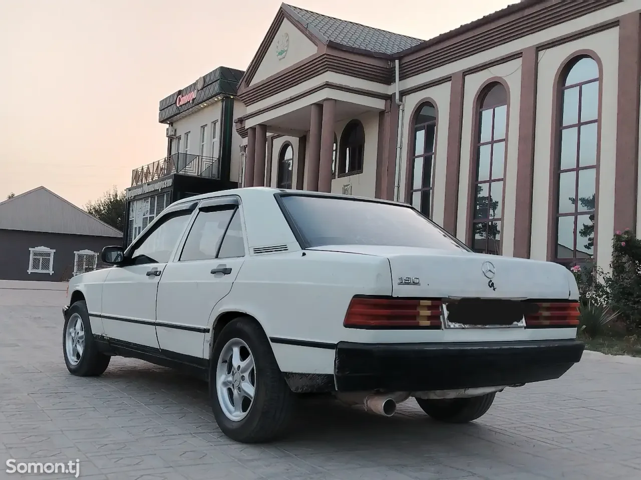 Mercedes-Benz W201 1988 · 1.8 MT