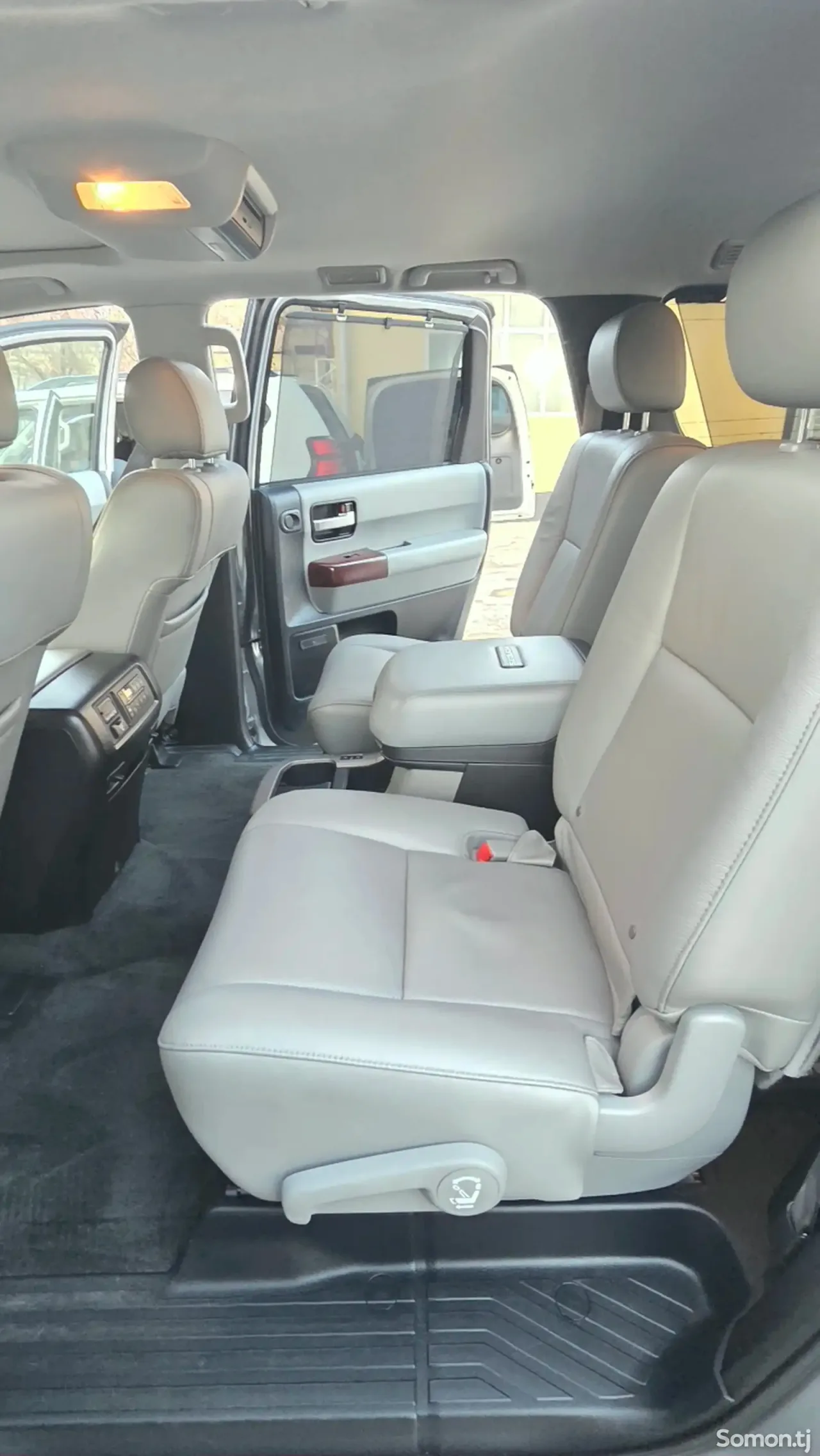 Toyota Sequoia 2018 · 5.7 AT