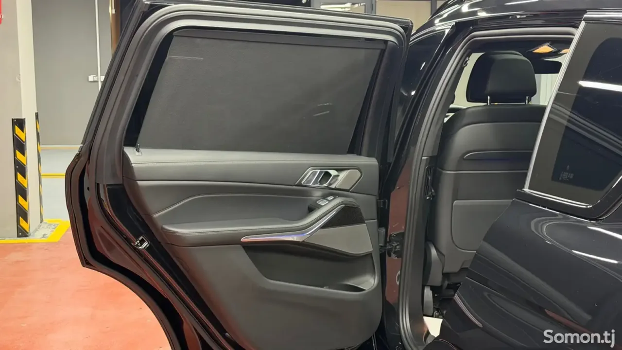 BMW X7 2023 · 4.0 AT