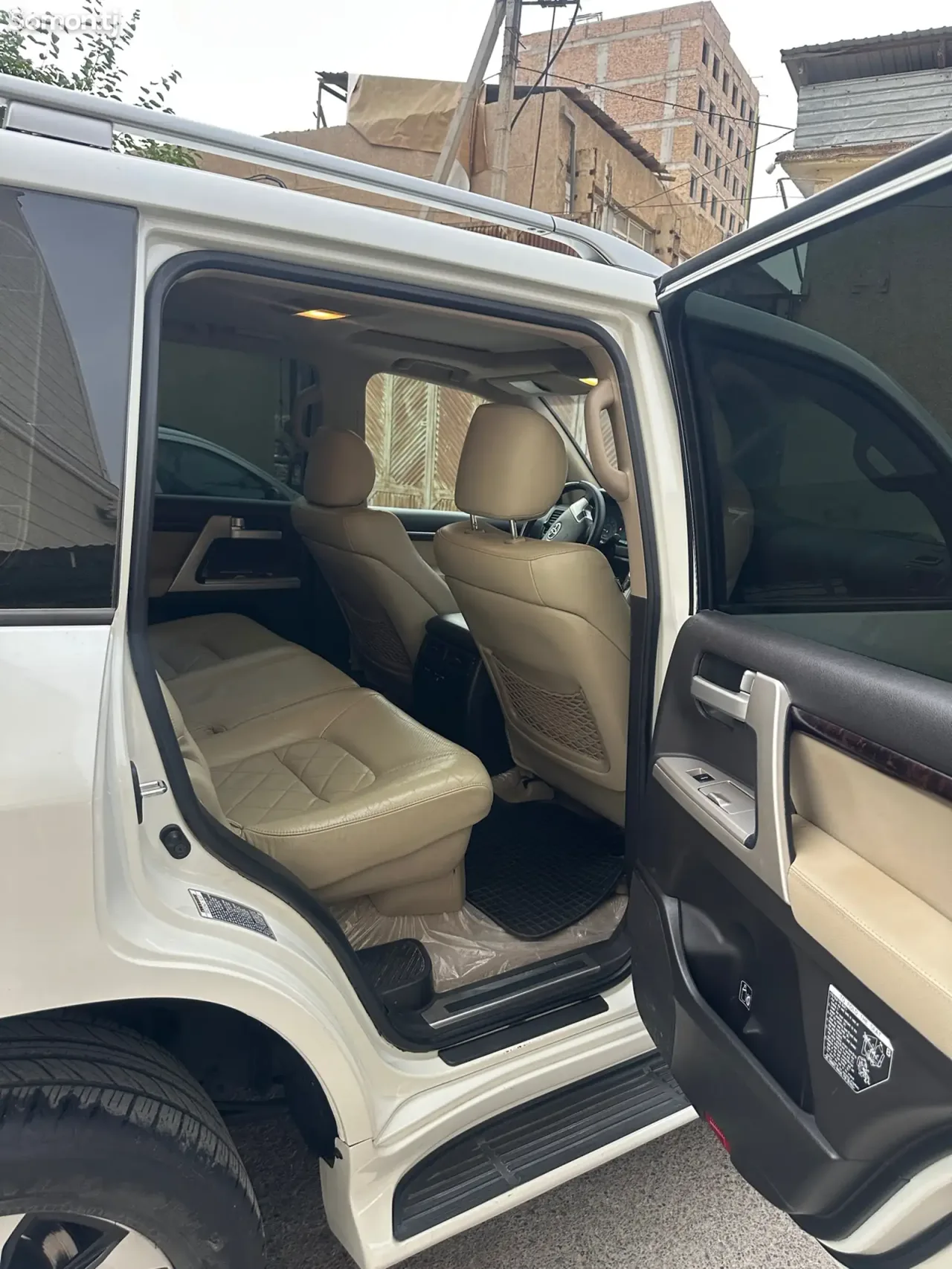 Toyota Land Cruiser 2012 · 4.6 AT