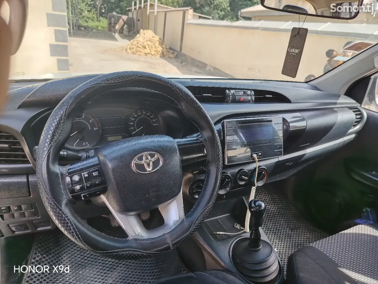 Toyota Hilux 2016 · 2.4 MT