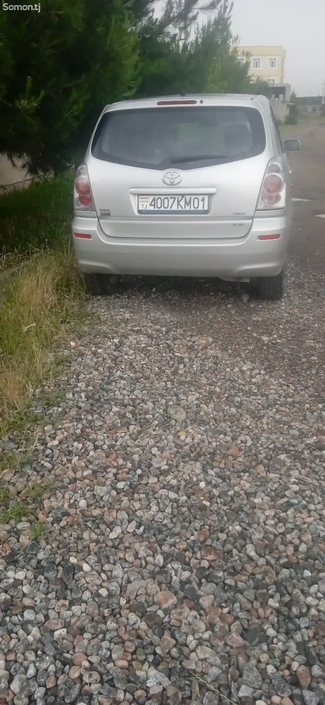 Toyota Avensis Verso 2006 · 2.2 MT