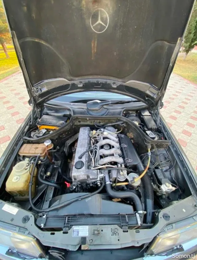 Mercedes-Benz W124 1991 · 2.5 MT