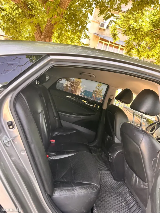 Hyundai Elantra 2010 · 2.0 AT
