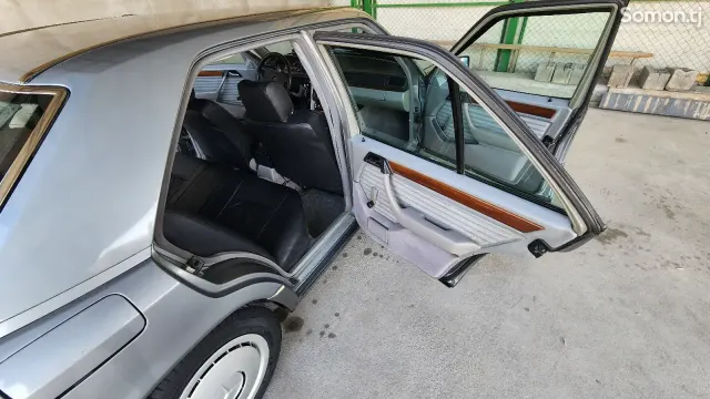 Mercedes-Benz W124 1991 · 2.0 MT