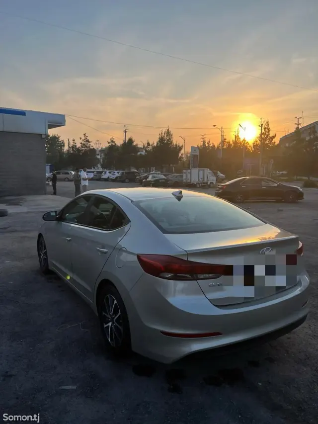 Hyundai Lantra 2016 · 2.0 AT